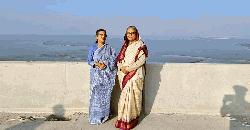 বোনকে নিয়ে পদ্মা সেতুতে হাঁটলেন প্রধানমন্ত্রী