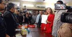আওয়ামী লীগের মনোনয়ন ফরম সংগ্রহ করলেন মাহি
