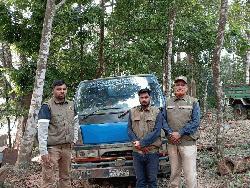 উখিয়ায় বনবিভাগের অভিযানে মাটিভর্তি ডাম্পার গাড়ি আটক
