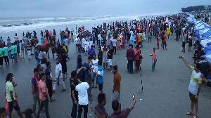 বছরের শেষ দিনে কক্সবাজার সৈকতে পর্যটকের ঢল
