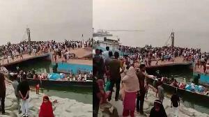 ফেরিতে ওঠার সময় নদীতে ডুবল যাত্রীবাহী বাস, বহু হতাহতের শঙ্কা