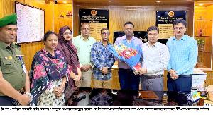 মাহাবুবুর রহমান সিনিয়র সহকারী সচিব পদোন্নতি পাওয়ায় ফুলেল শুভেচ্ছা