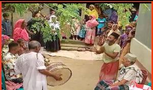 কটিয়াদীতে বাঁশি-বাদ্য বাজিয়ে বাবাকে শেষ বিদায়ের চেষ্টা, অবশেষে মাফচেয়ে জানাজা পড়ে, দাফন
