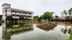 সামান্য বৃষ্টিতেই বিদ্যালয়ের মাঠে পানি