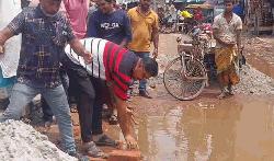 মোরেলগঞ্জে দীর্ঘদিনের জলাবদ্ধতার ভোগান্তি লাঘবে মানবিক উদ্যোগ বিএনপি নেতা আসাদুজ্জামান মিলন