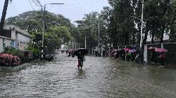 টানা বৃষ্টিতে চট্টগ্রাম নগরজুড়ে জলাবদ্ধতা, বাসাবাড়িতে পানি