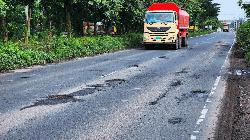 খানাখন্দে বিপর্যস্ত ঢাকা-চট্টগ্রাম মহাসড়ক, সাত মাসে প্রাণ গেল ৩৭ জনের