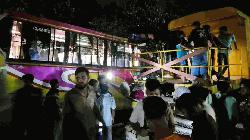 ট্রেনের ওয়াগনের ধাক্কায় বাস-মাহেন্দ্র-অটোরিকশার ত্রিমুখী সংঘর্ষ, নিহত ২