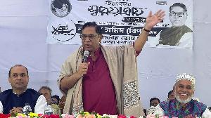 নৌকায় ভোট চাইলেন নসরুল হামিদ
