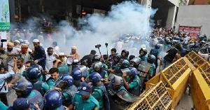 ইবতেদায়ি শিক্ষকদের পদযাত্রায় পুলিশের জলকামান ও সাউন্ড গ্রেনেড নিক্ষেপ