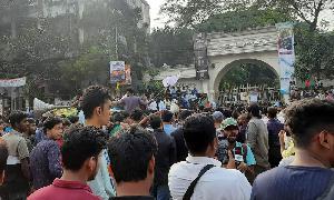 ঢাকা কলেজের সামনে সড়ক অবরোধ